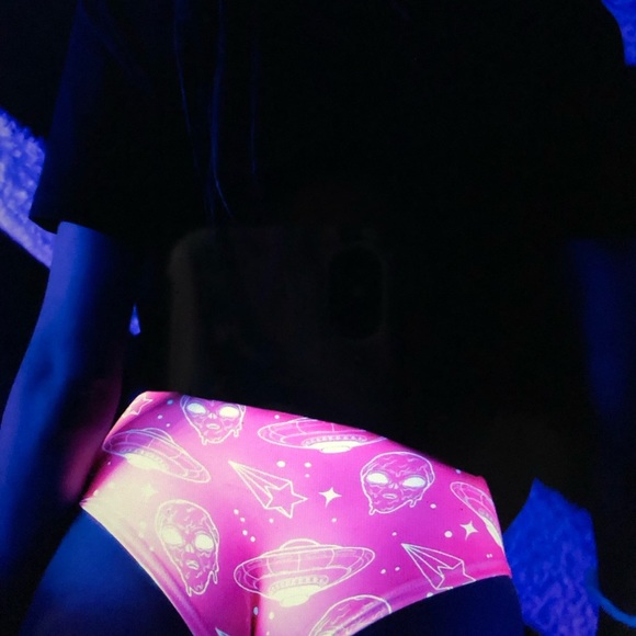 Electric threads rave shorts glow in the dark - Picture 4 of 4